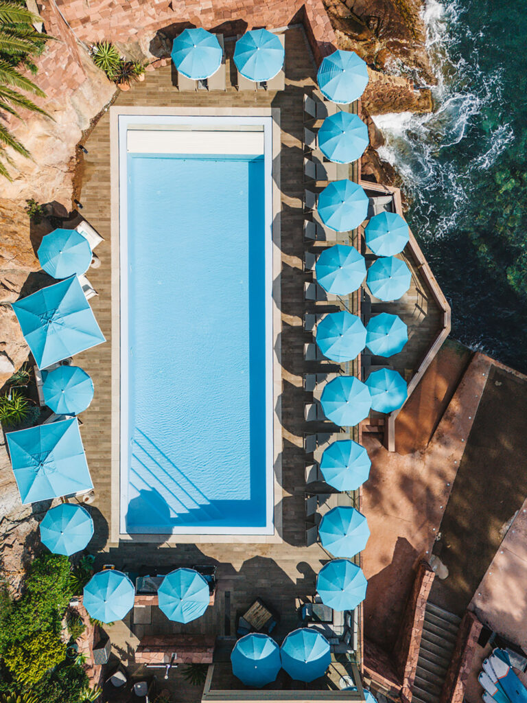 Vue aérienne du Tiara Miramar Beach Resort et de sa piscine sur la Côte d'Azur