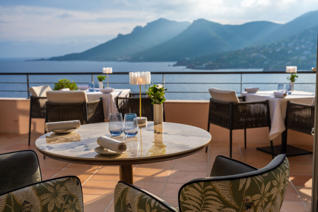 Terrasse avec vue panoramique sur la mer Méditerranée au restaurant étoilé L'Or Bleu à Théoule-sur-Mer.