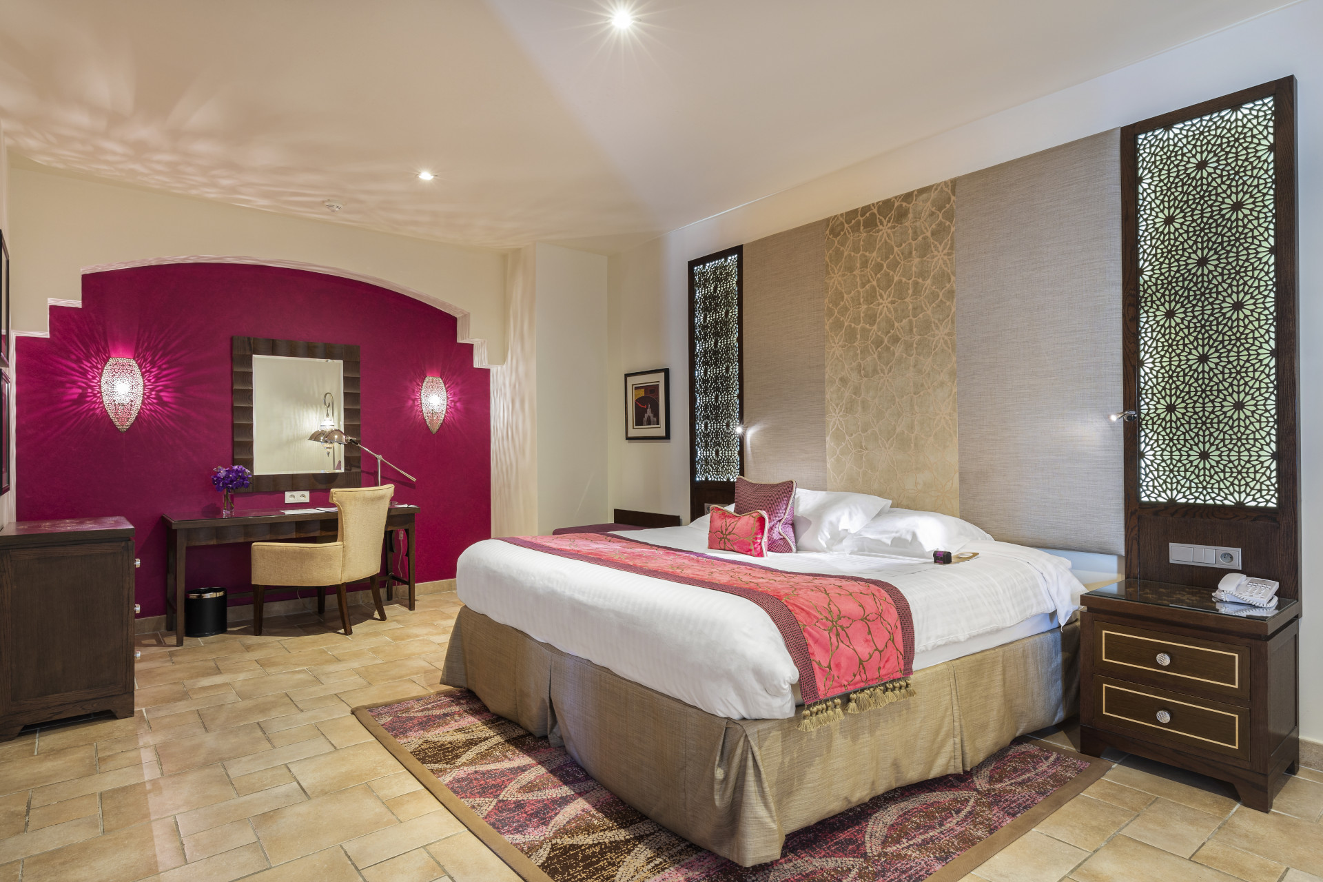 Suite King avec terrasse et vue sur jardin, lit double King size – Tiara Miramar Beach Resort, hôtel 5 étoiles à Théoule-sur-Mer sur la Côte d’Azur