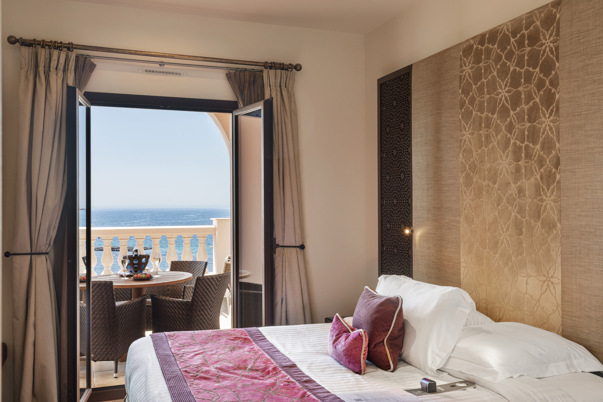 Terrasse privative de la King Suite avec vue imprenable sur la Méditerranée – Tiara Miramar Beach Resort, Côte d’Azur