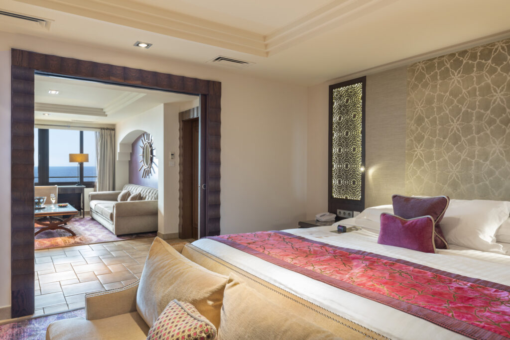 Espace nuit et dressing de la Suite Miramar présidentielle 210m², design élégant et lumière naturelle – Tiara Miramar Beach Resort, Côte d'Azur
