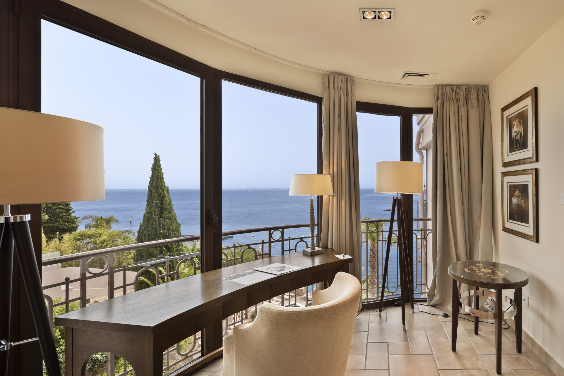 Espace bureau lumineux avec vue mer panoramique depuis la suite présidentielle du Tiara Miramar