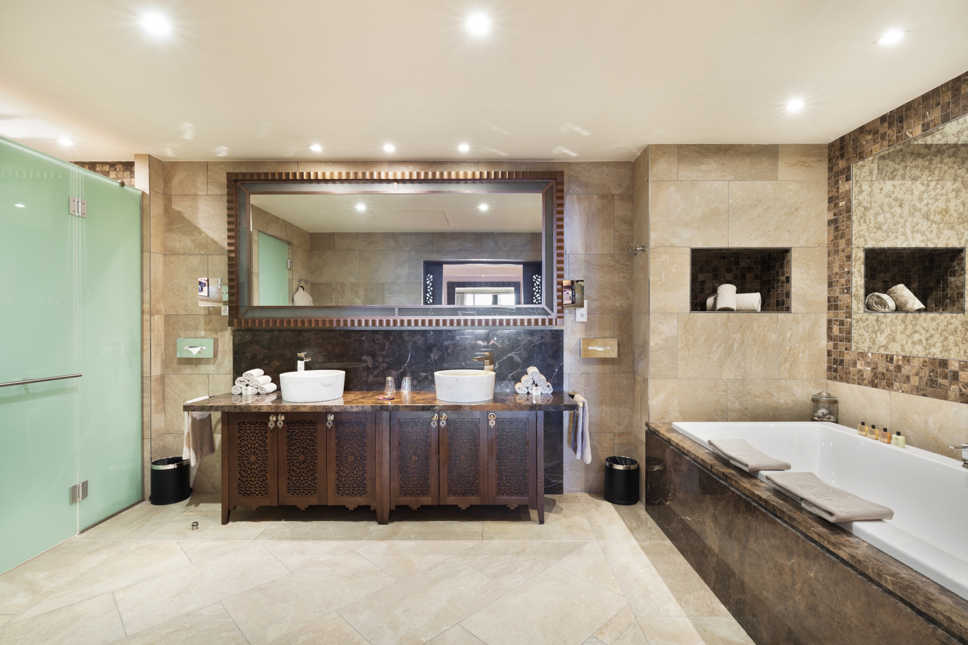 Détail élégant de la salle de bain de la suite présidentielle au Tiara Miramar Beach Resort