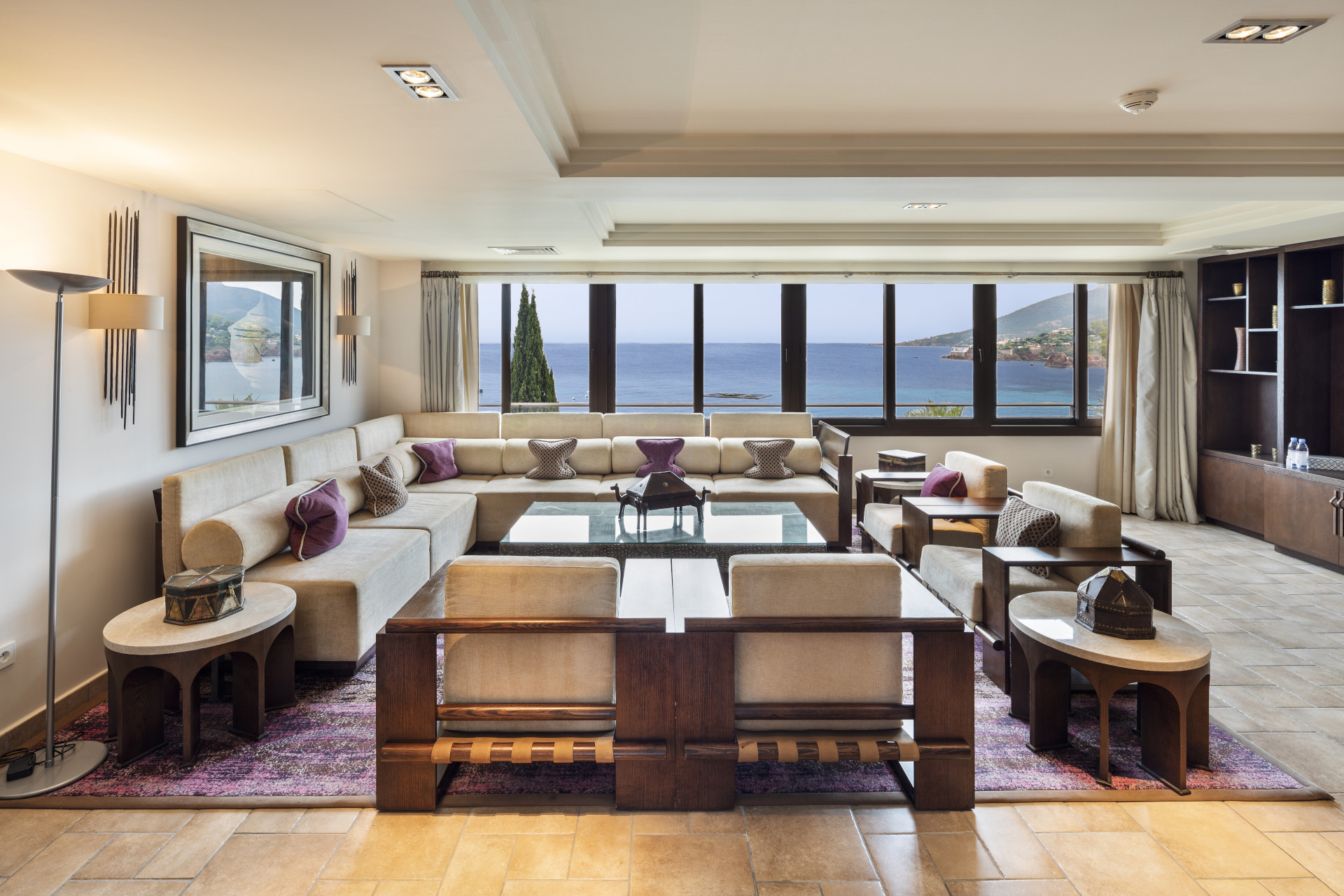 Espace de réception luxueux avec salon et salle à manger dans la suite présidentielle - Tiara Miramar Beach Resort