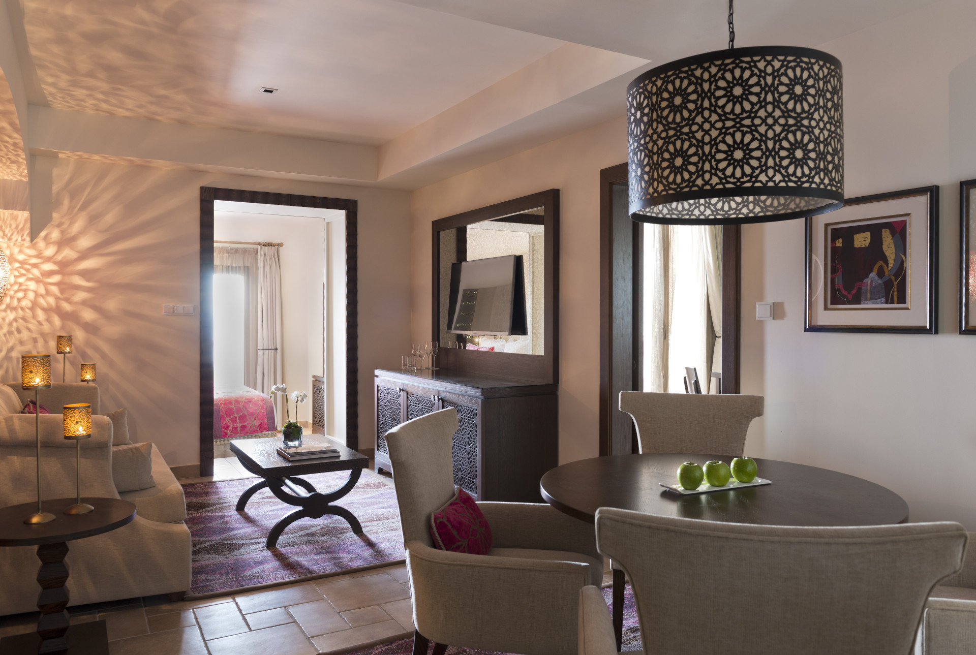One Bedroom Suite tout confort avec lit double, coin salon et grande terrasse vue mer – Tiara Miramar