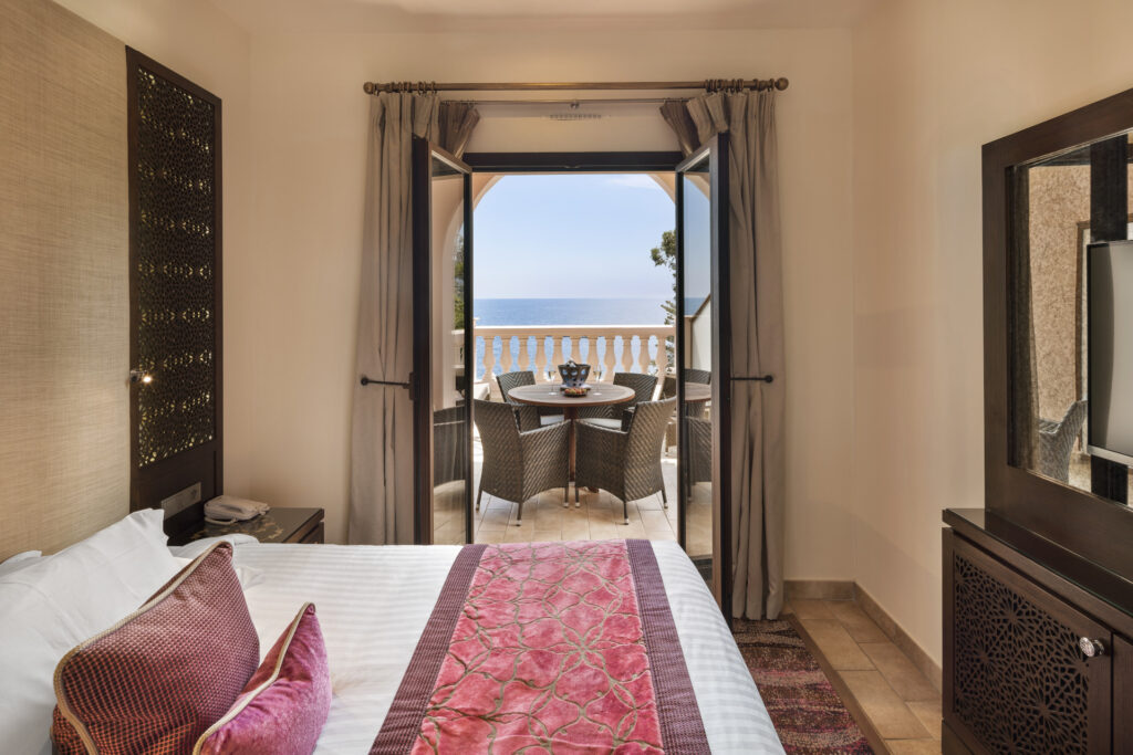 Suite à une chambre avec salon séparé, terrasse et vue exceptionnelle sur la mer Méditerranée – Le Miramar, Tiara Miramar Beach Resort