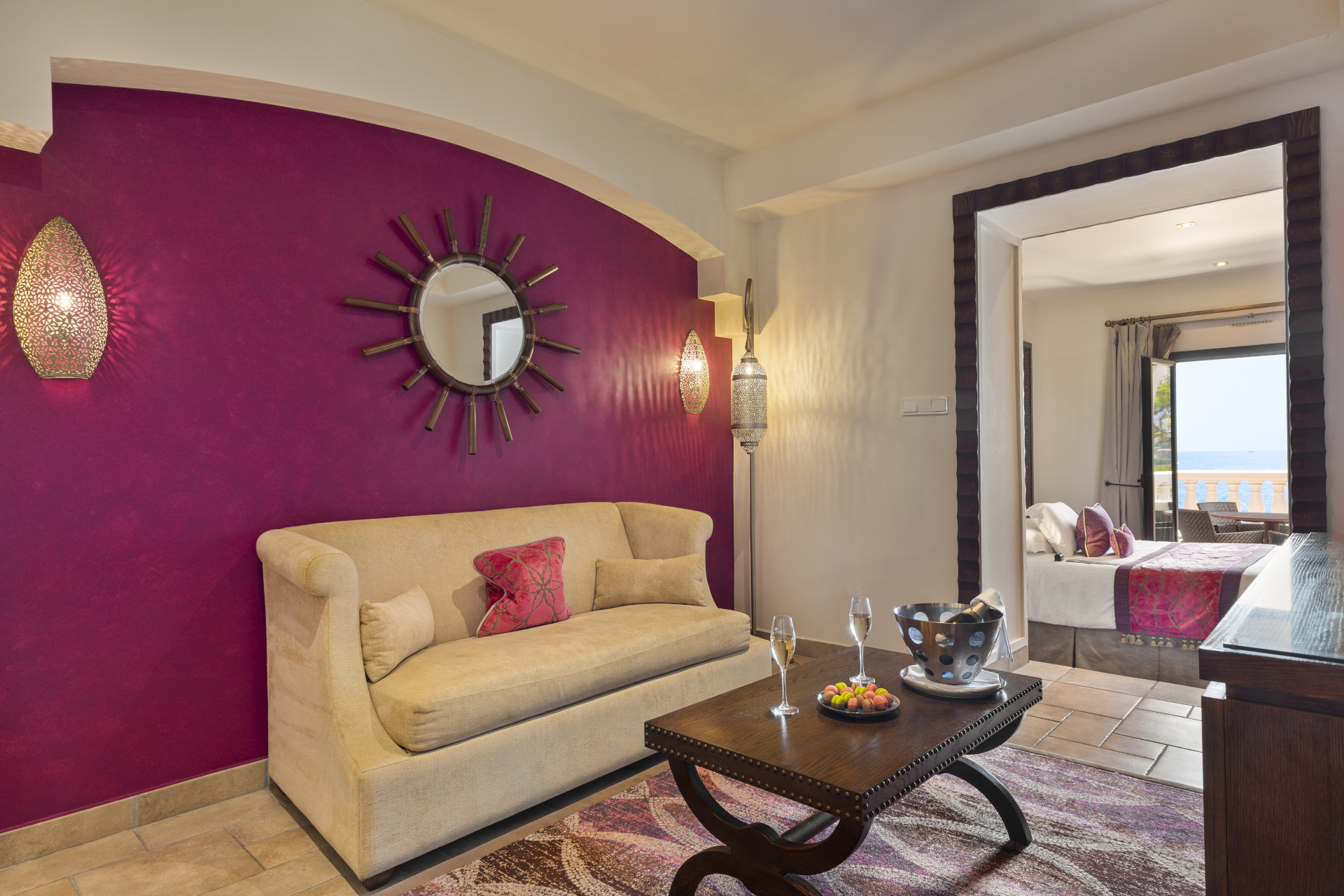 Salon spacieux de la One Bedroom Suite avec baie vitrée et vue mer – Tiara Miramar Beach Resort