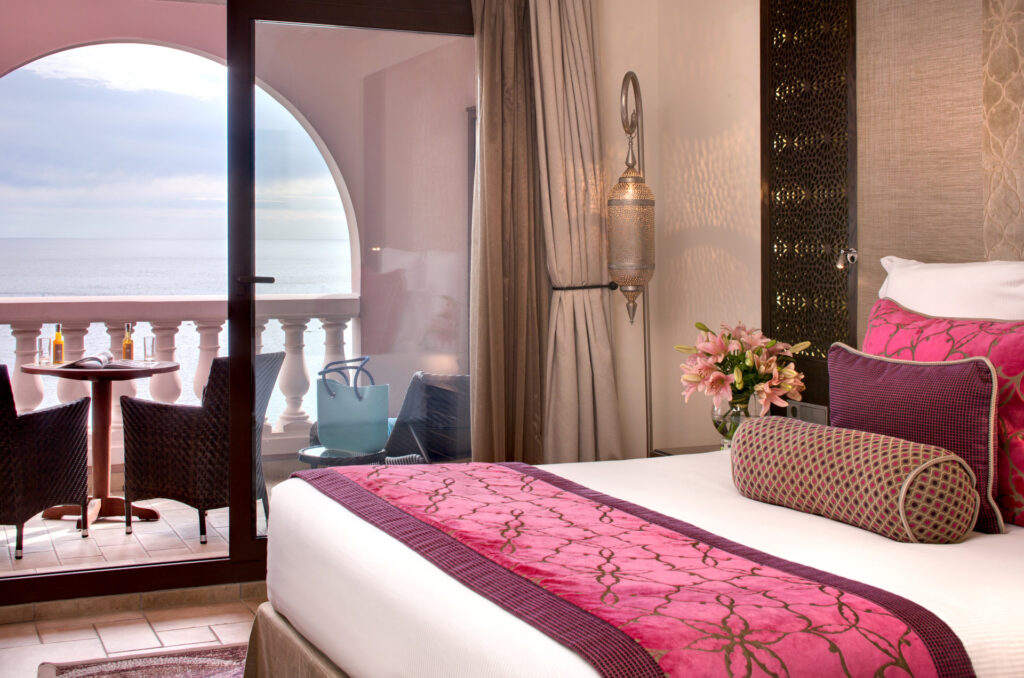Chambre Premium avec balcon et vue panoramique sur la baie de Cannes, 27-33m² – Le Miramar, Tiara Miramar Beach Resort, Théoule-sur-Mer