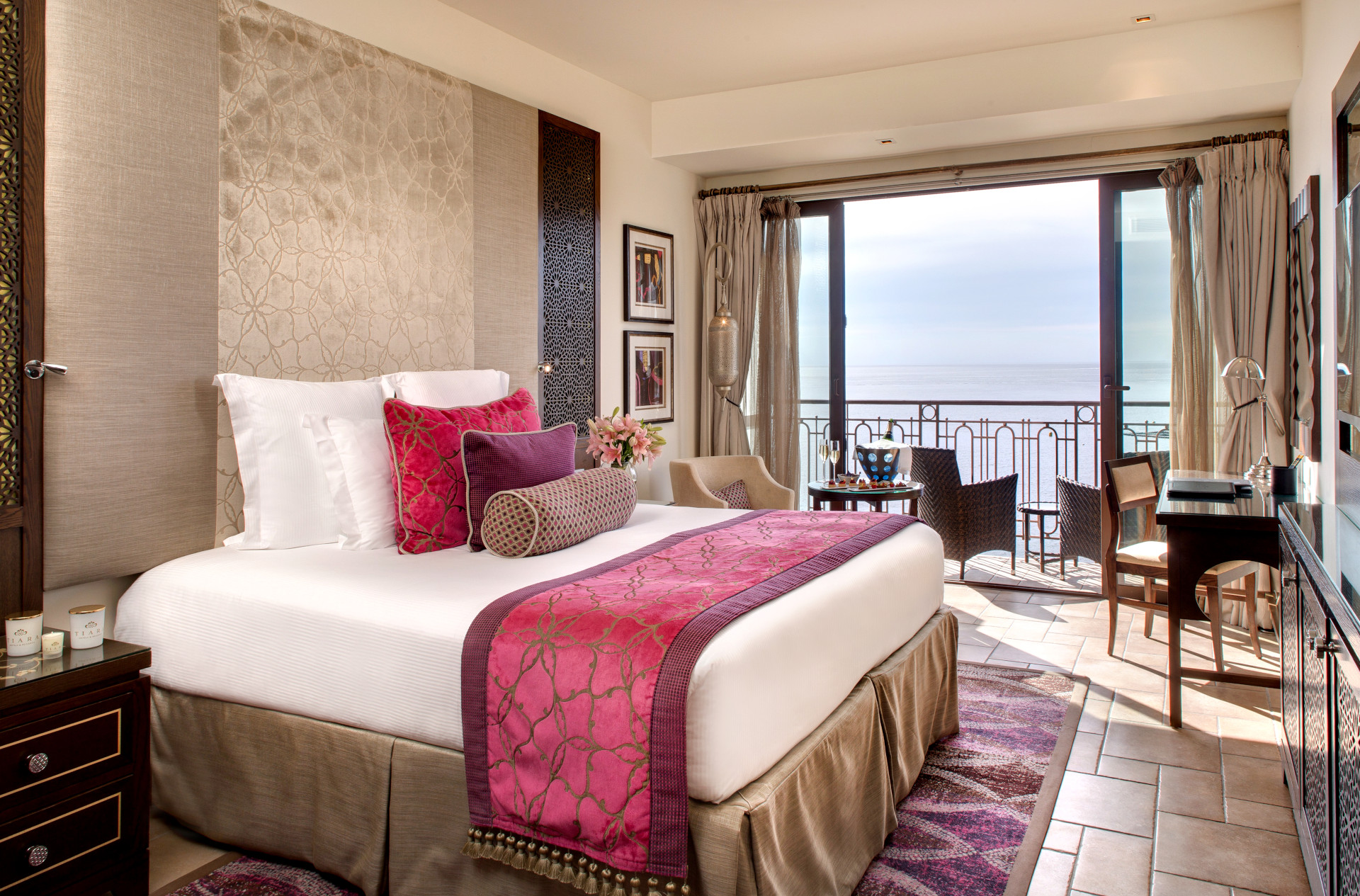Intérieur raffiné d’une chambre avec lit Queen et grande baie vitrée vue mer – Hôtel 5 étoiles Côte d’Azur