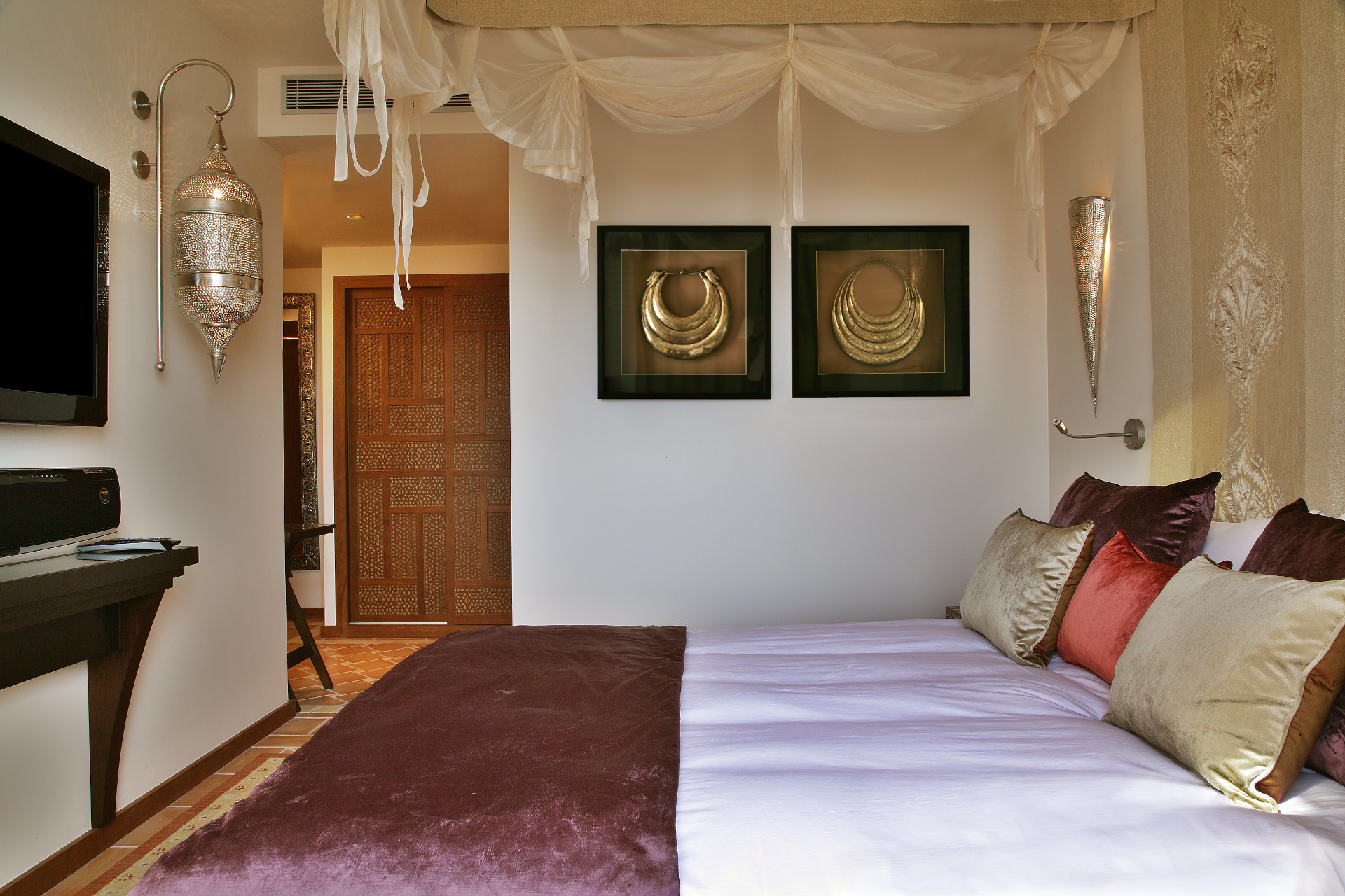 Chambre Queen standard avec balcon privé au Tiara Yaktsa, surplombant la Côte d’Azur