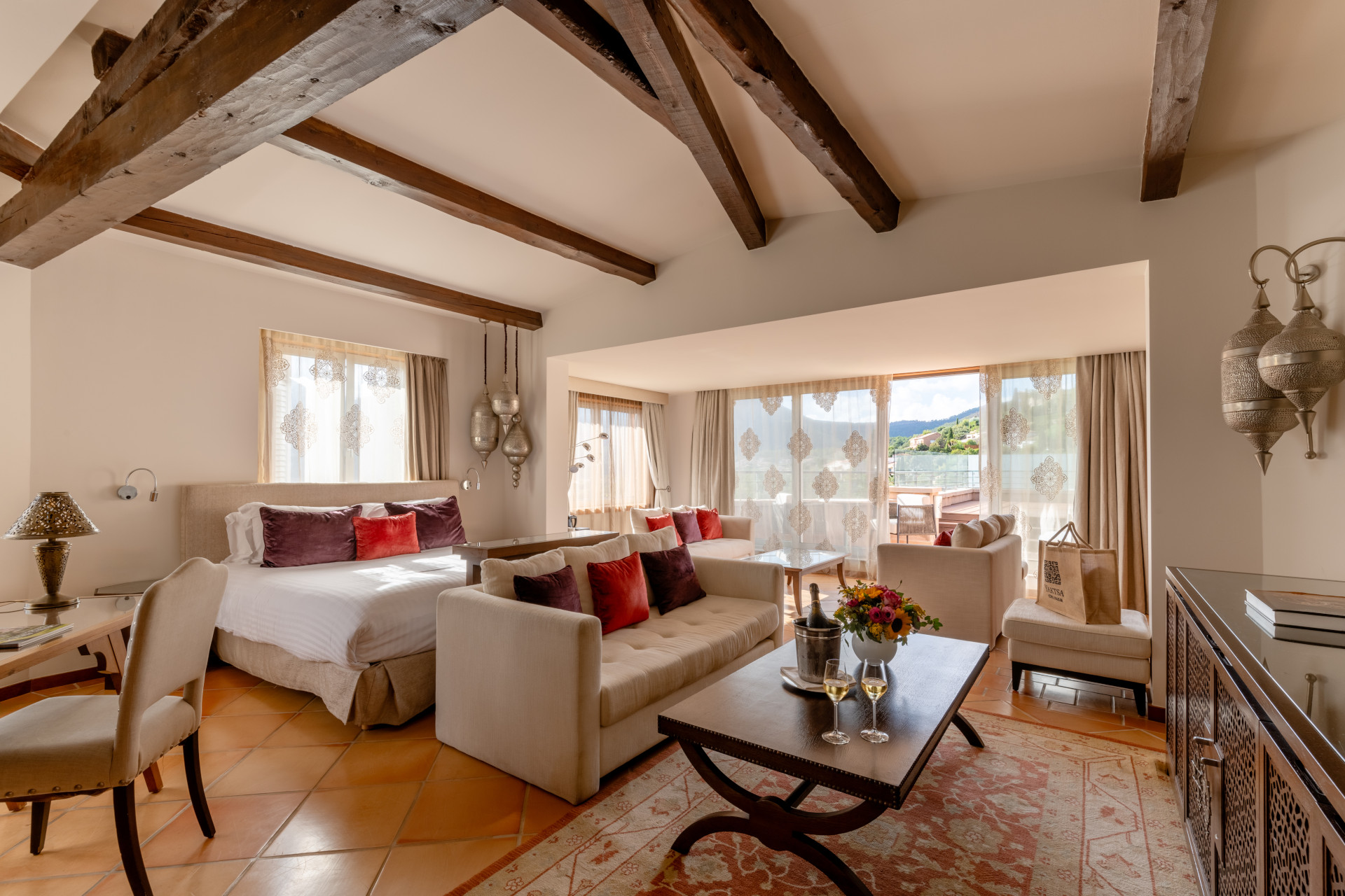 Suite spacieuse avec vue sur la mer et plafond à poutres au Tiara Miramar Beach Resort, hôtel 5 étoiles à Théoule-sur-Mer