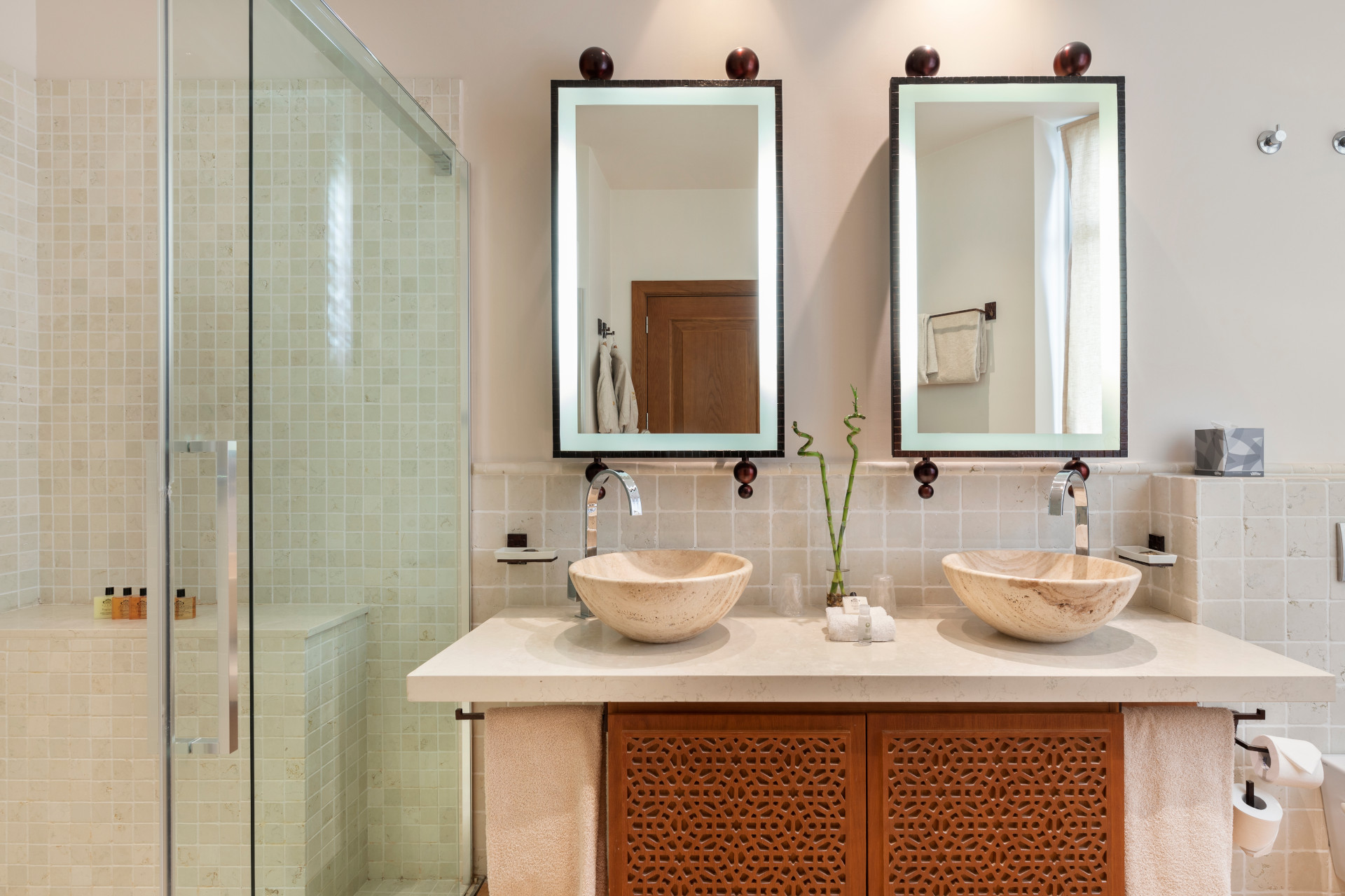 Salle de bain lumineuse avec double vasque et douche à l’italienne – Suite King, Yaktsa