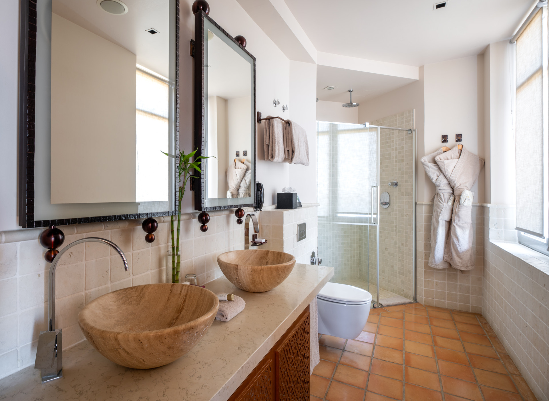 Salle de bain de la King Suite avec double vasque en pierre – Yaktsa Suite