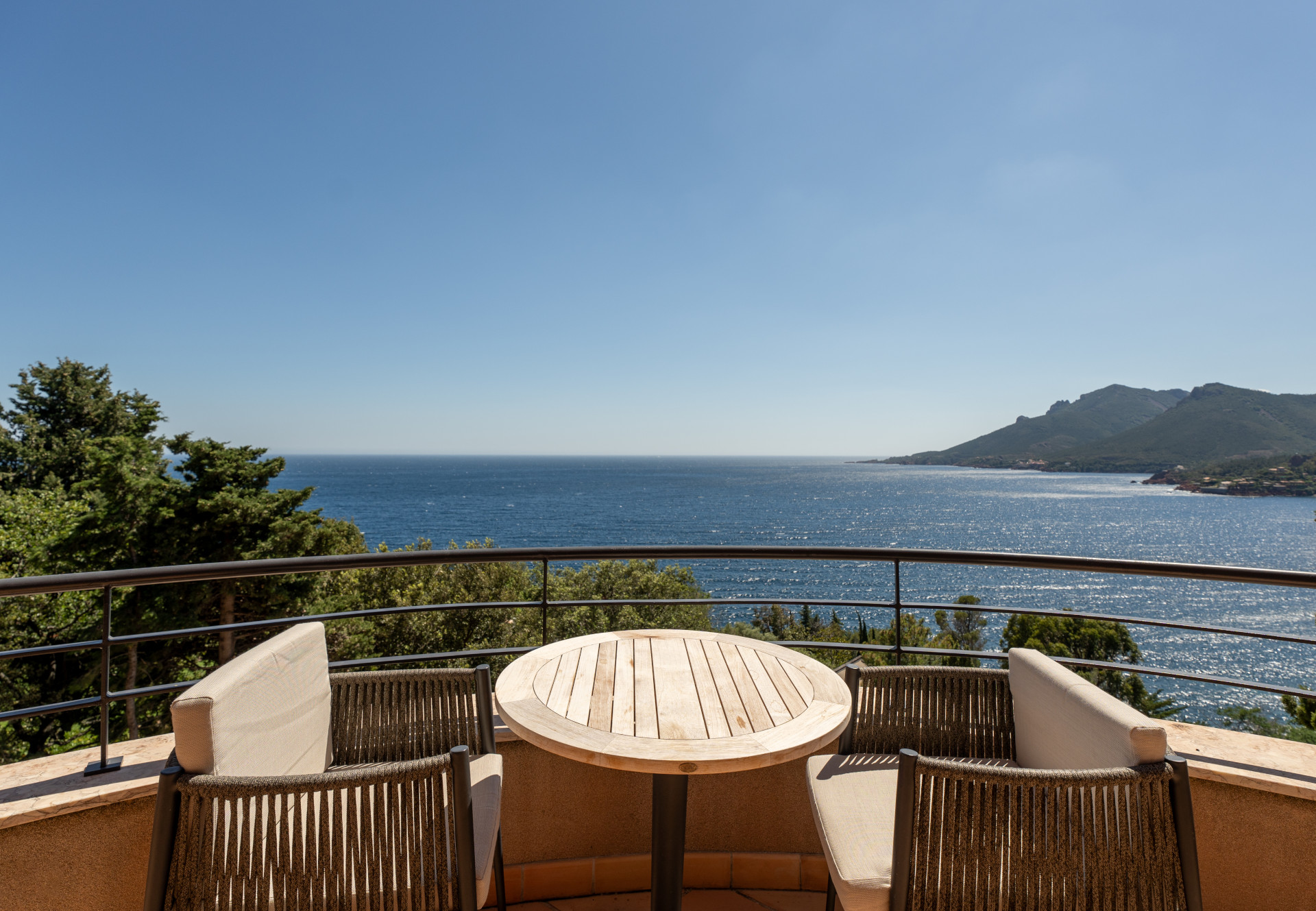 Vue imprenable sur les eaux azurées de la Côte d’Azur – depuis la king suite Yaktsa