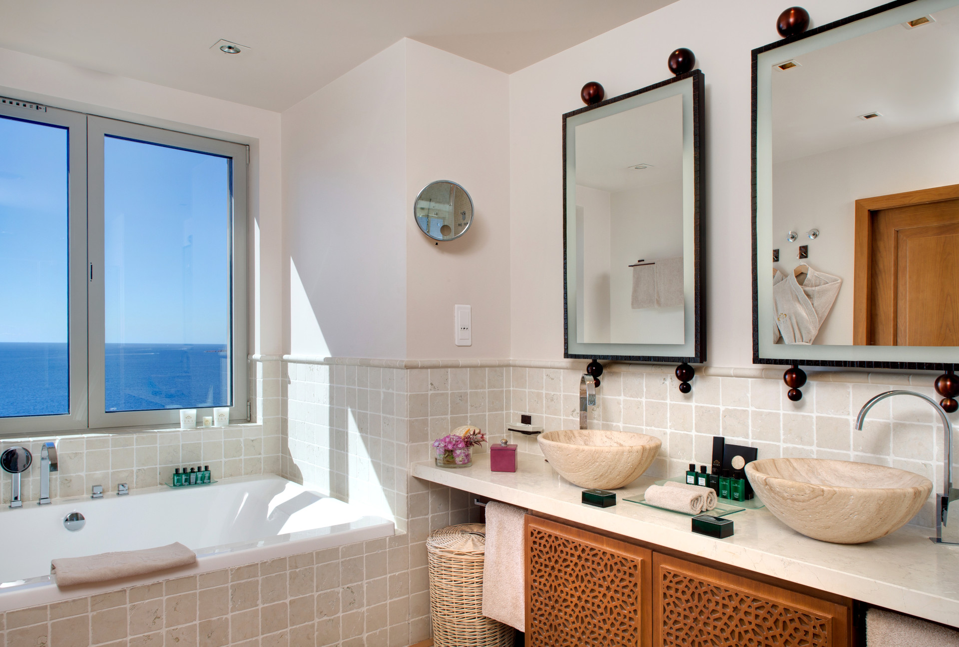 Salle de bain haut de gamme avec double vasque et vue imprenable sur la mer au Tiara Miramar Beach Resort & Spa, hôtel 5 étoiles à Théoule-sur-Mer sur la Côte d’Azur