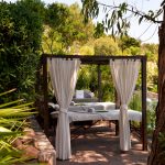 Cabane de massage en plein air dans les jardins du Tiara Spa avec produits CODAGE