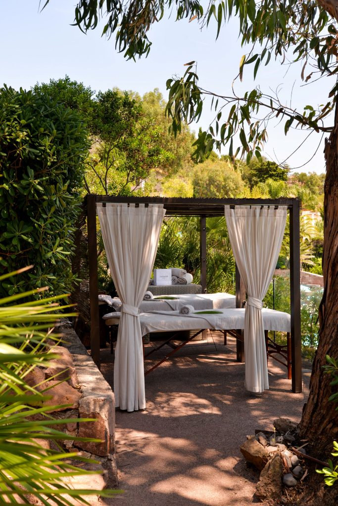 Cabane de massage en plein air dans les jardins du Tiara Spa avec produits CODAGE