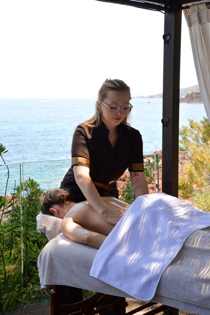 Massage relaxant CODAGE face à la Méditerranée au Tiara Miramar Beach Resort