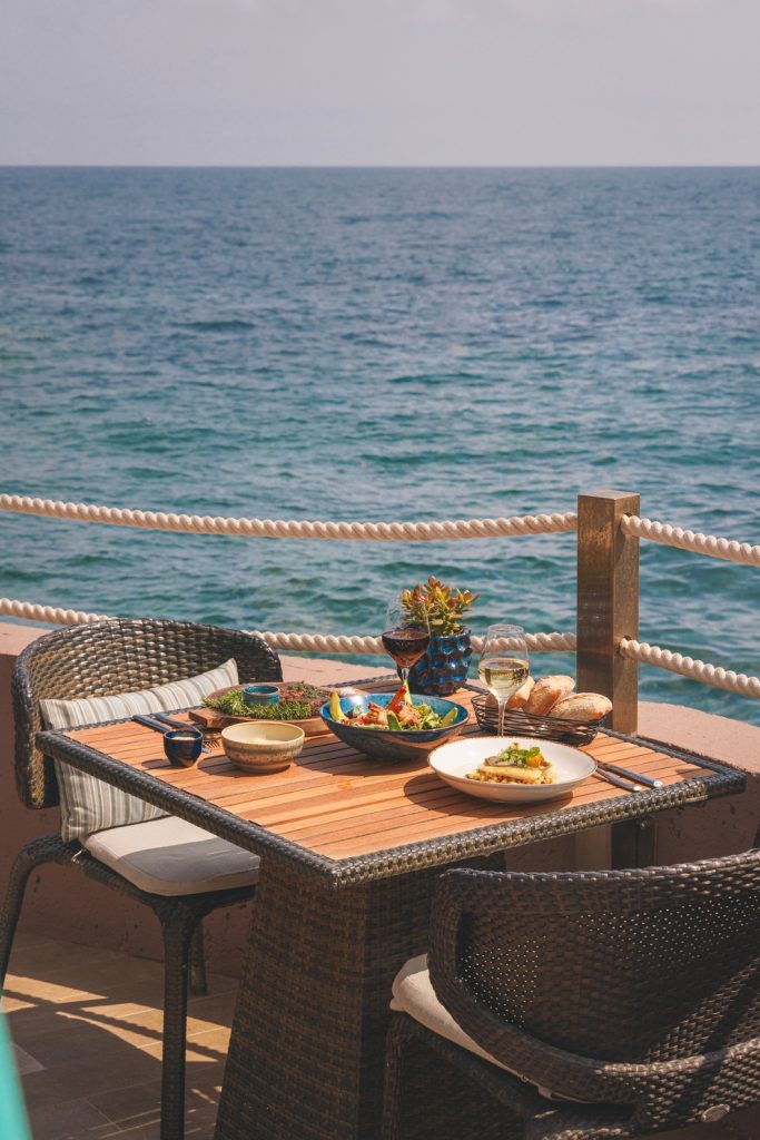 Table dressée pour un déjeuner en terrasse face à la mer Méditerranée au Tiara Miramar Beach Resort à Théoule-sur-Mer.