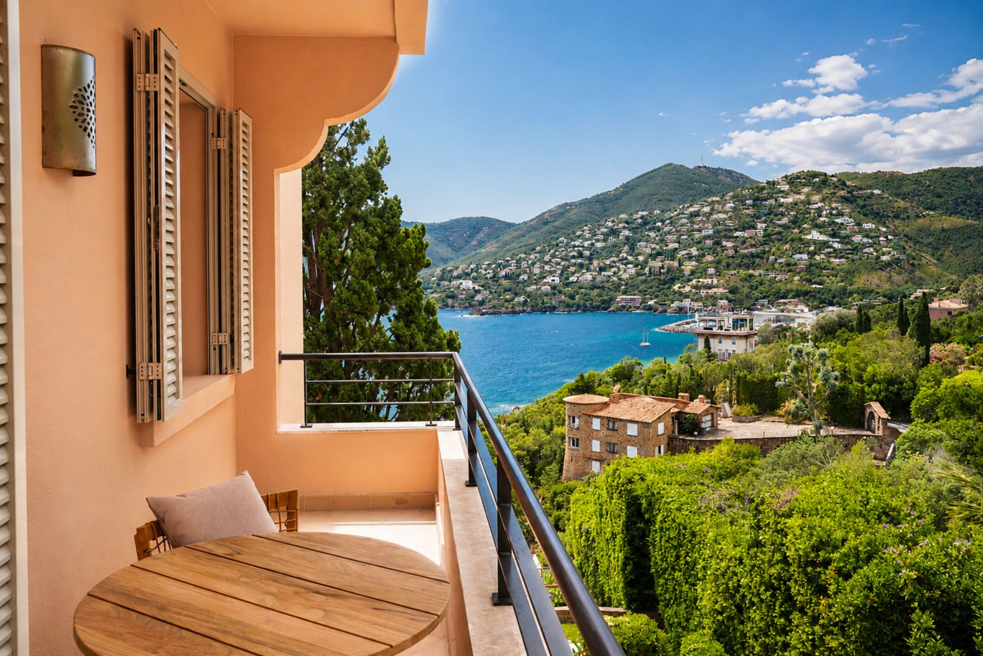 Balcon d'étage élevé avec vue mer panoramique sur la baie et le massif de l'Estérel, hôtel 5 étoiles Le Yaktsa Théoule-sur-Mer