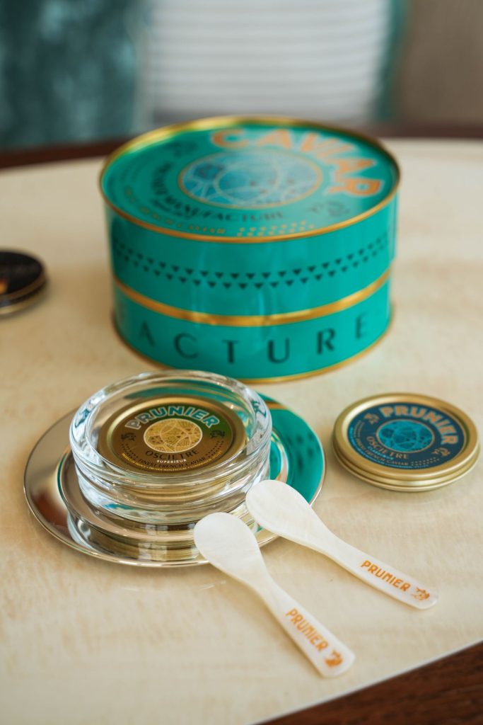 Boîte de caviar Prunier Osciètre Supérieur, coupelle et cuillères en nacre, Yaktsa Lounge by Prunier, Tiara Miramar Beach Resort