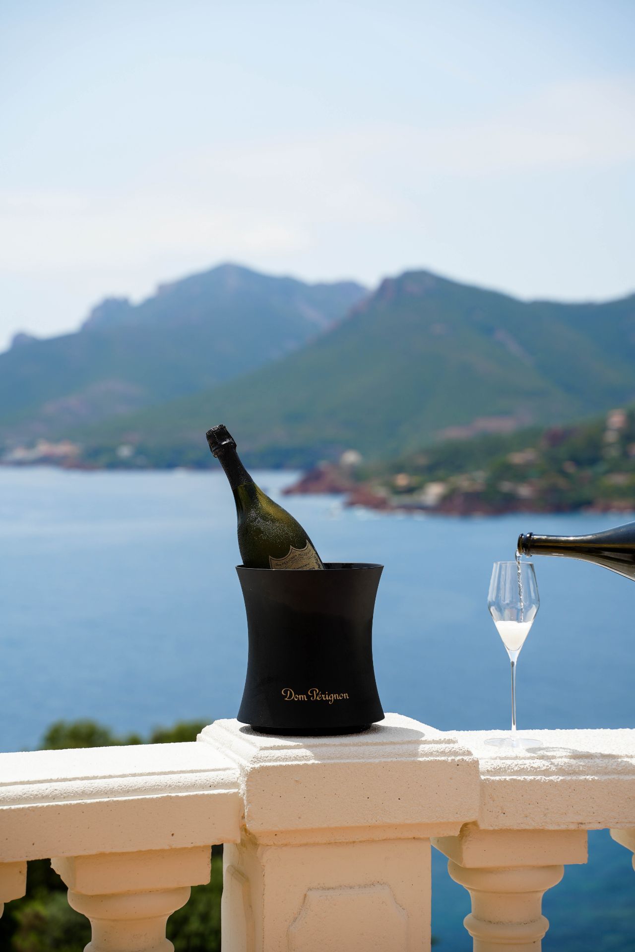 Bouteille de champagne Dom Pérignon servie face à la mer et à l'Estérel depuis la terrasse, Yaktsa Lounge by Prunier, Tiara Miramar Beach Resort