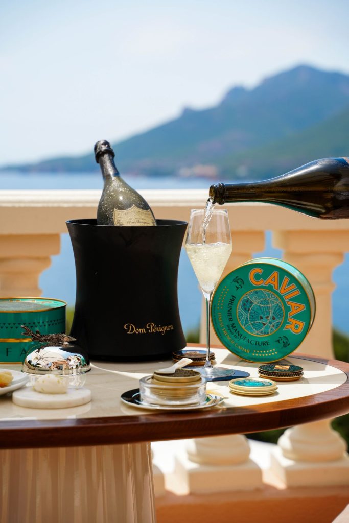 Service de champagne Dom Pérignon et caviar Prunier en terrasse avec vue mer, Yaktsa Lounge by Prunier, Tiara Miramar Beach Resort