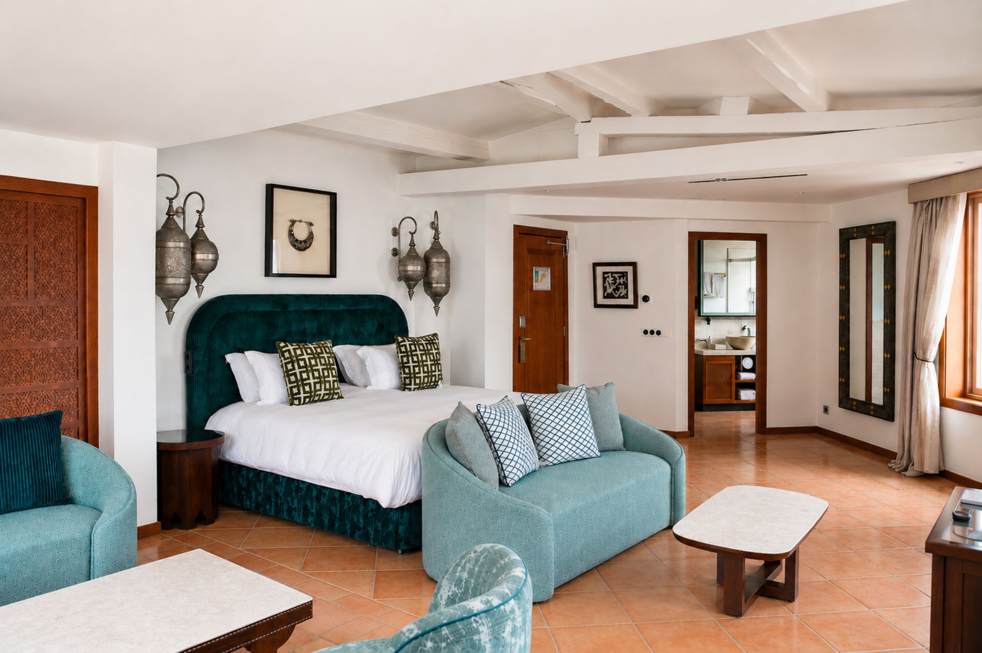 Suite Rooftop avec tête de lit bleu canard, salon et salle de bains attenante, hôtel 5 étoiles Le Yaktsa Théoule-sur-Mer