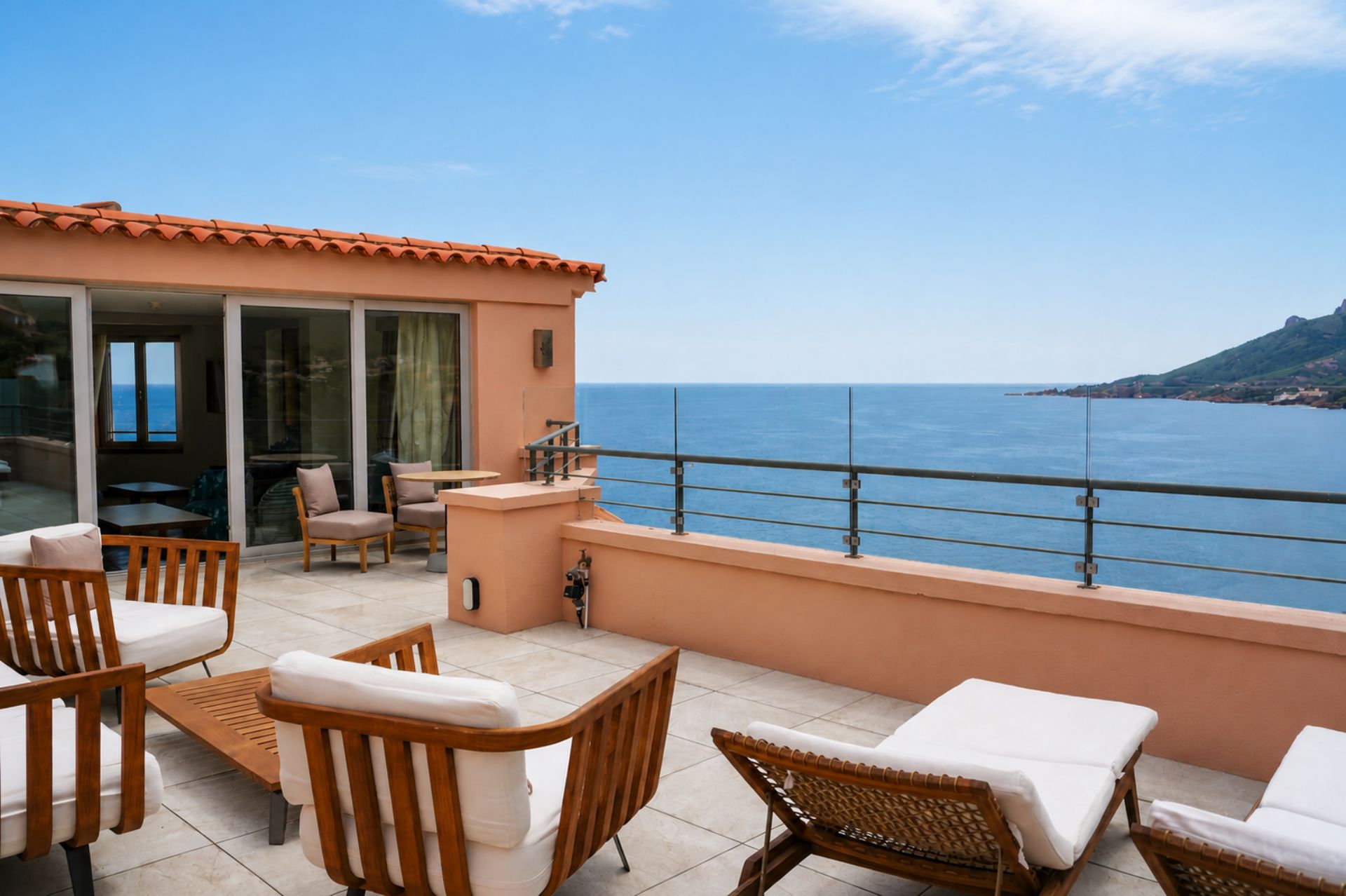 Terrasse panoramique de la Suite Rooftop avec bains de soleil et vue mer sur l'Estérel, hôtel 5 étoiles Le Yaktsa Théoule-sur-Mer